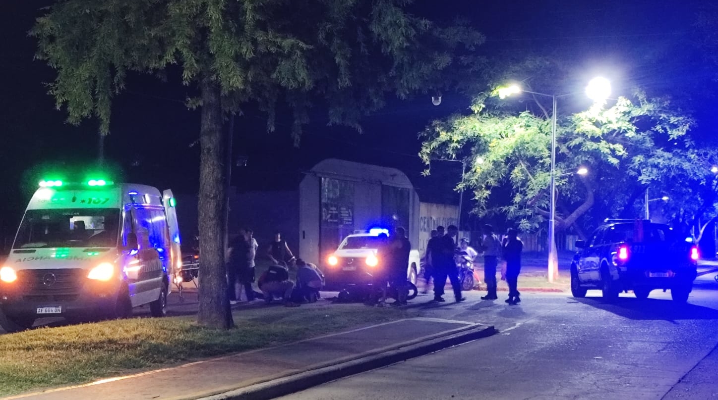 Brutal accidente en una transitada esquina de Funes: una moto chocó a un auto y su conductor fue internado